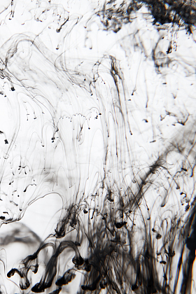 黑色墨水在水中图片