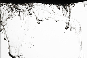 黑色墨水在水中图片