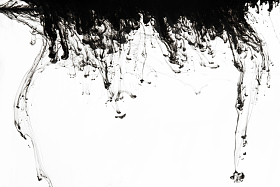 黑色墨水在水中图片