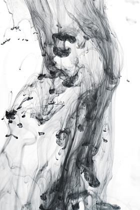 黑色墨水在水中照片