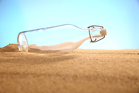 沙滩漂流瓶图片