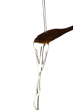 倒出的油滴到勺子上图片