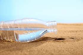 沙滩水瓶图片
