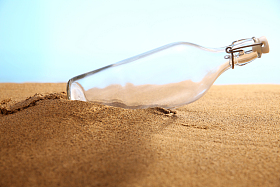 沙滩漂流瓶图片