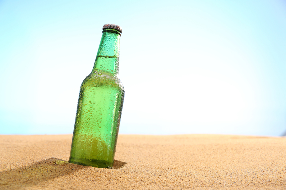 沙滩饮料瓶图片 沙滩饮料瓶图片