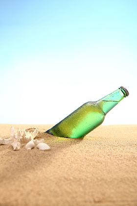 沙滩饮料瓶