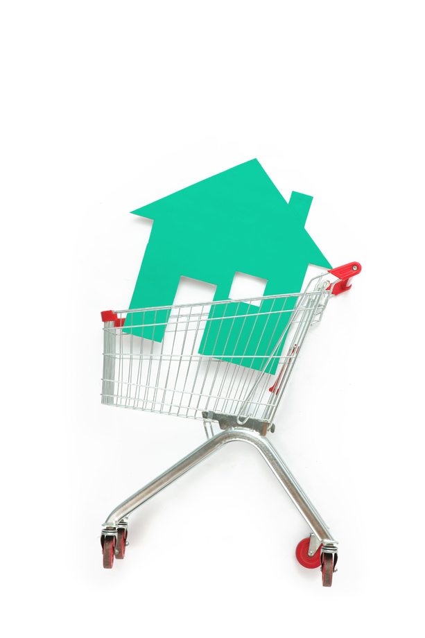 购物车里载着房屋模型 购物车里载着房屋模型