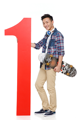 青年男人拿着滑板照片