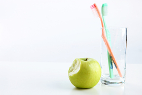 青苹果和牙刷图片