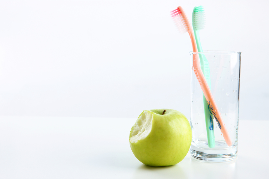 青苹果和牙刷图片 青苹果和牙刷图片