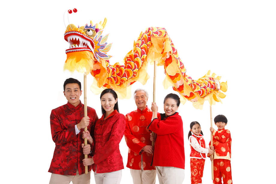 快乐家庭过新年舞龙照片