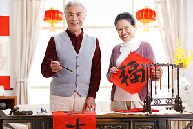 老年夫妇新年写春联图片