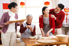快乐家庭过新年包饺子照片