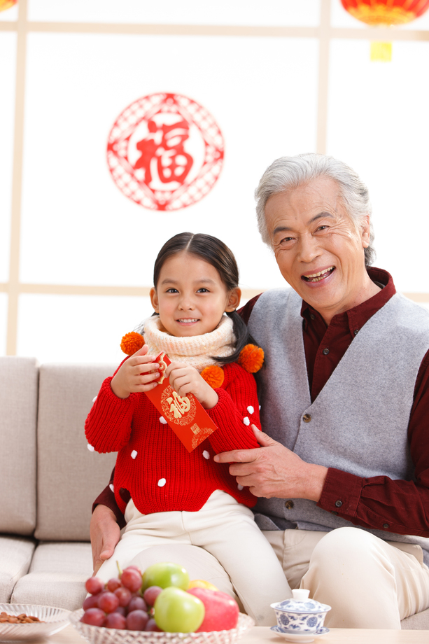 快乐的小女孩和爷爷过新年