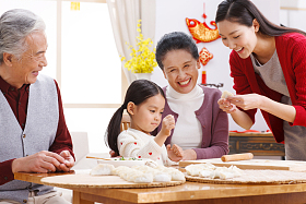 快乐家庭过新年包饺子图片
