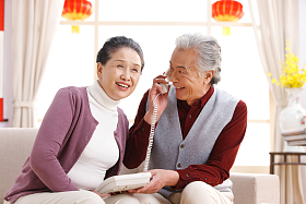 老年夫妇新年打电话图片