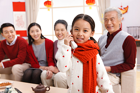 快乐家庭过新年打电话图片