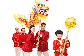 快乐家庭过新年舞龙