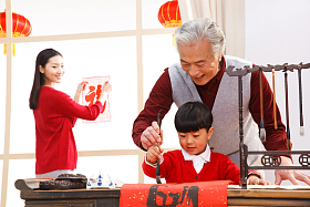 快乐家庭过新年写春联图片