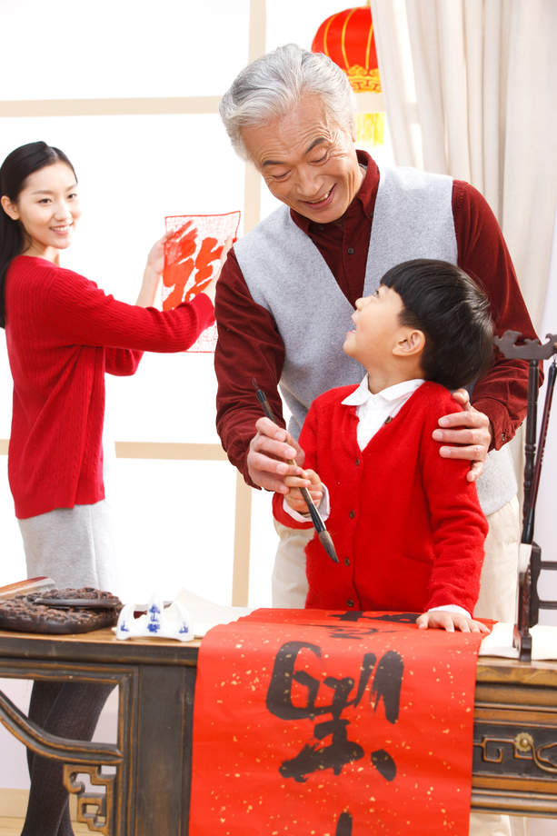 快乐家庭过新年写春联图片