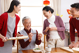 快乐家庭过新年包饺子图片
