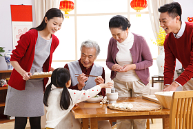 快乐家庭过新年包饺子照片