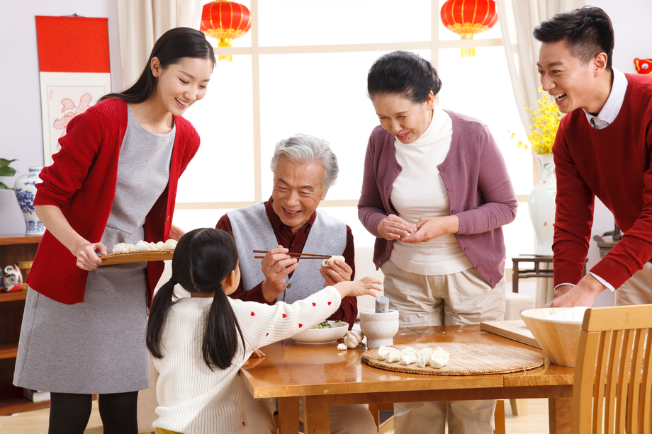 快乐家庭过新年包饺子照片