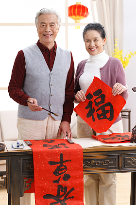老年夫妇新年写春联照片