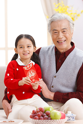 小女孩和爷爷过新年图片