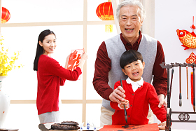快乐家庭过新年写春联图片