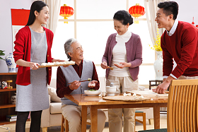 快乐家庭过新年包饺子图片