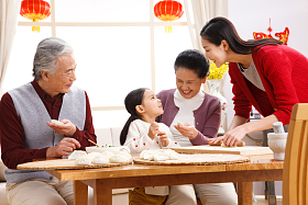 快乐家庭过新年包饺子图片
