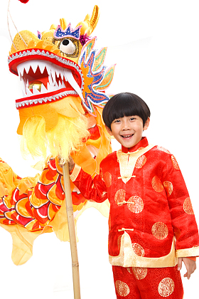 小男孩过新年舞龙照片