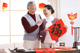 老年夫妇新年写春联图片