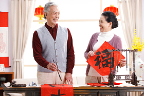 老年夫妇新年写春联