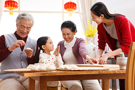 快乐家庭过新年包饺子照片
