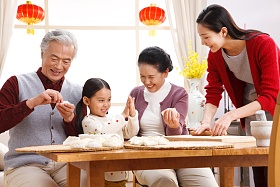 快乐家庭过新年包饺子图片