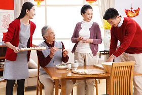 快乐家庭过新年包饺子图片