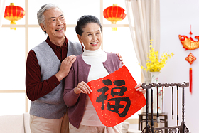 老年夫妇过新年