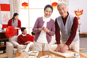 快乐家庭过新年包饺子图片