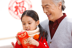 小女孩和爷爷过新年图片