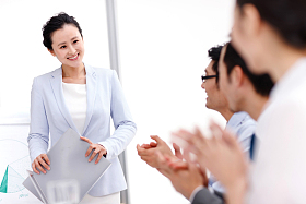 商务团队在会议室开