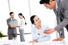 商务男女在工作图片