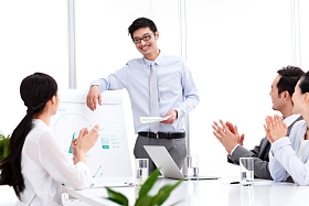 商务团队在会议室开会图片