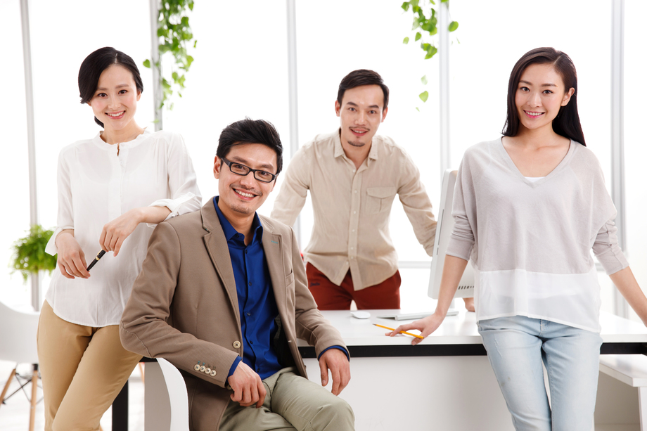 休闲的商务男女在办公室图片