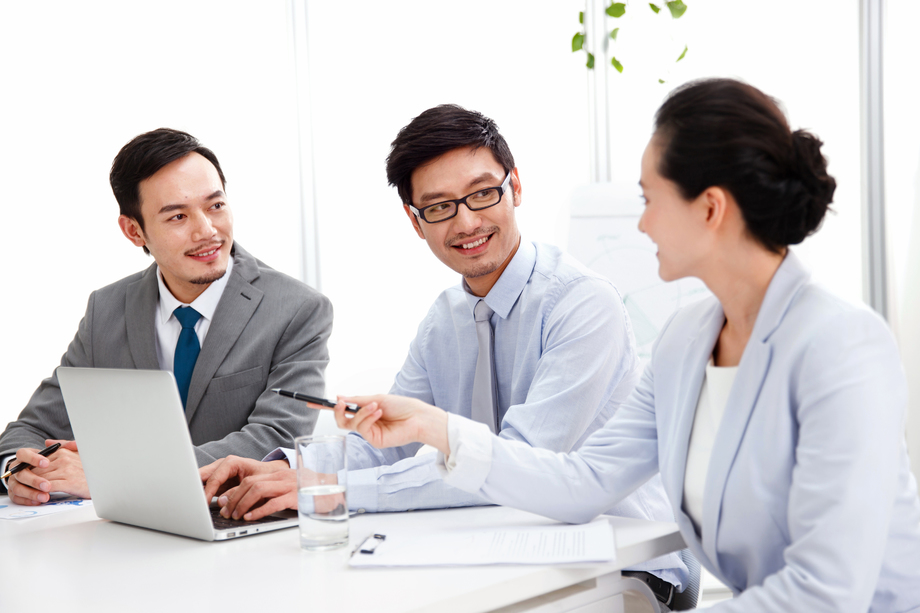 商务男女在会议室工作 商务男女在会议室工作