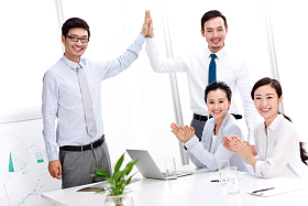 商务团队在会议室开会图片