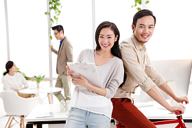 商务男女在办公室照片