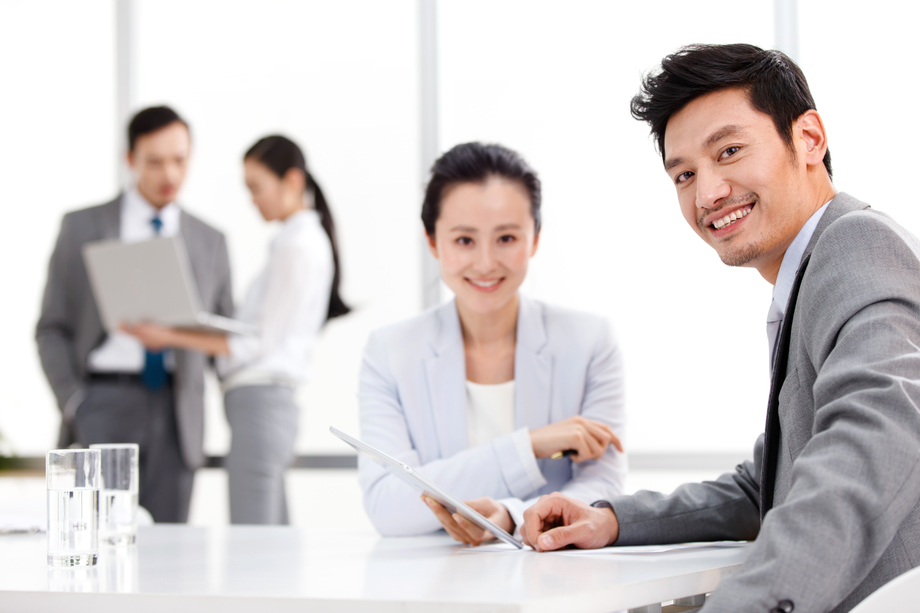 商务男女在工作图片