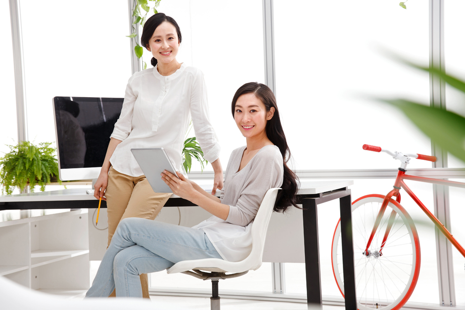 青年女人在办公室 青年女人在办公室